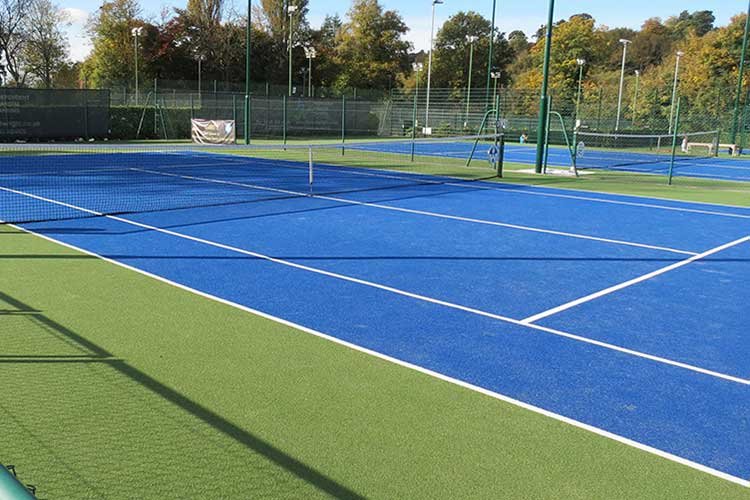 Court-tennis-en-gazon-artificiel
